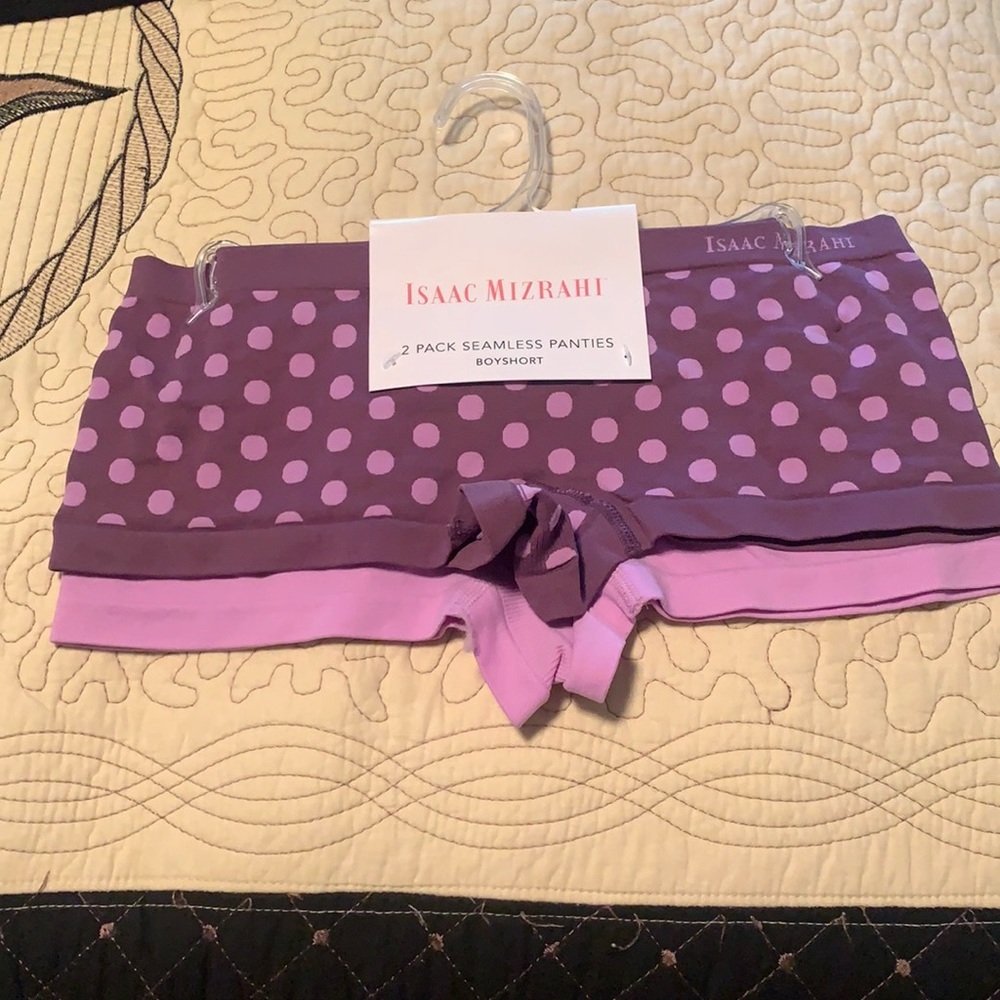 2 pair of Isaac Mizrahi seamless panties/boyshorts. Size Medium